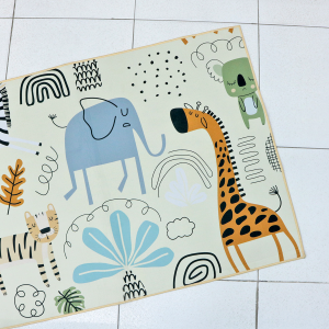 TAPETE PARA ATIVIDADES INFANTIL DE POLIESTER ANTIDERRAPANTE 80X120CM - CZ23749-B