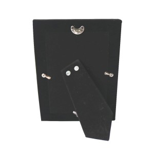 PORTA RETRATO DE METAL NA FRENTE E COSTA AVELUDADA COM PÉ GRAVATA 10X15 CM - MS026-A