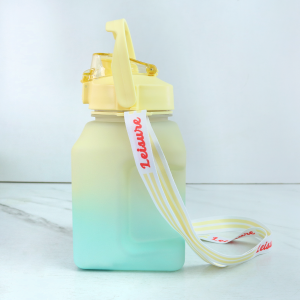 GARRAFA DE PLÁSTICO QUADRADA COM CANUDO E ALÇA 1,5LITROS - CA09731-AM