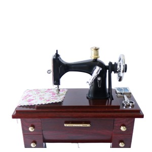 CAIXA DE MUSICA MAQUINA DE COSTURA DE PLÁSTICO 20CM - 3373