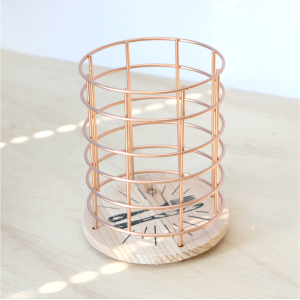 PORTA TALHER DE METAL ARAMADO REDONDO COM BASE EM MADEIRA 16X12CM - FERSC09-GR