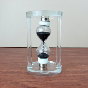 AMPULHETA DECORATIVA  DE VIDRO COM BASE DE VIDRO 1 MINUTO 9,5CM - DT25560-PT