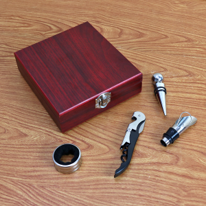 KIT VINHO COM 4 ACESSÓRIOS NO ESTOJO DE MADEIRA - 1886