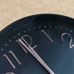 RELOGIO DE PAREDE DE PLÁSTICO 30CM COM BORDA PRETA - 2573A- PT