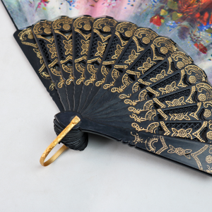 LEQUE DE PLÁSTICO PRETO COM DESENHOS FLORAIS - NS0446-L