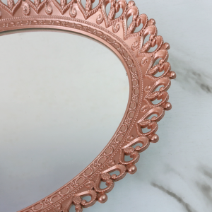 BANDEJA OVAL COM ESPELHO COM BORDA EM CORAÇÕES 36X28CM -CT2219-GR