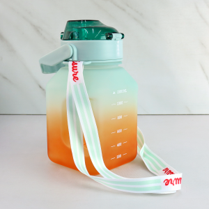 GARRAFA DE PLÁSTICO QUADRADA COM CANUDO E ALÇA 1,5LITROS - 4171-VD