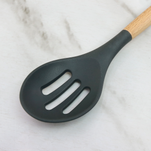 COLHER VAZADA DE SILICONE COM CABO DE MADEIRA 31,5CM - 3277-CZ