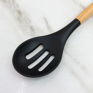 COLHER VAZADA DE SILICONE COM CABO DE MADEIRA 31,5CM - 3277-PT