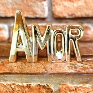 ENFEITE DE CERÂMICA COM A FRASE AMOR - 2616-DOU