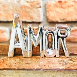 ENFEITE DE CERÂMICA COM A FRASE AMOR - 2616-PTA